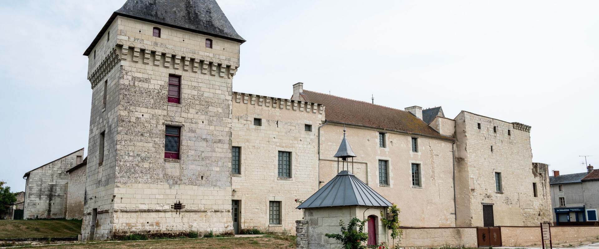 vue chateau de mont sur guesnes