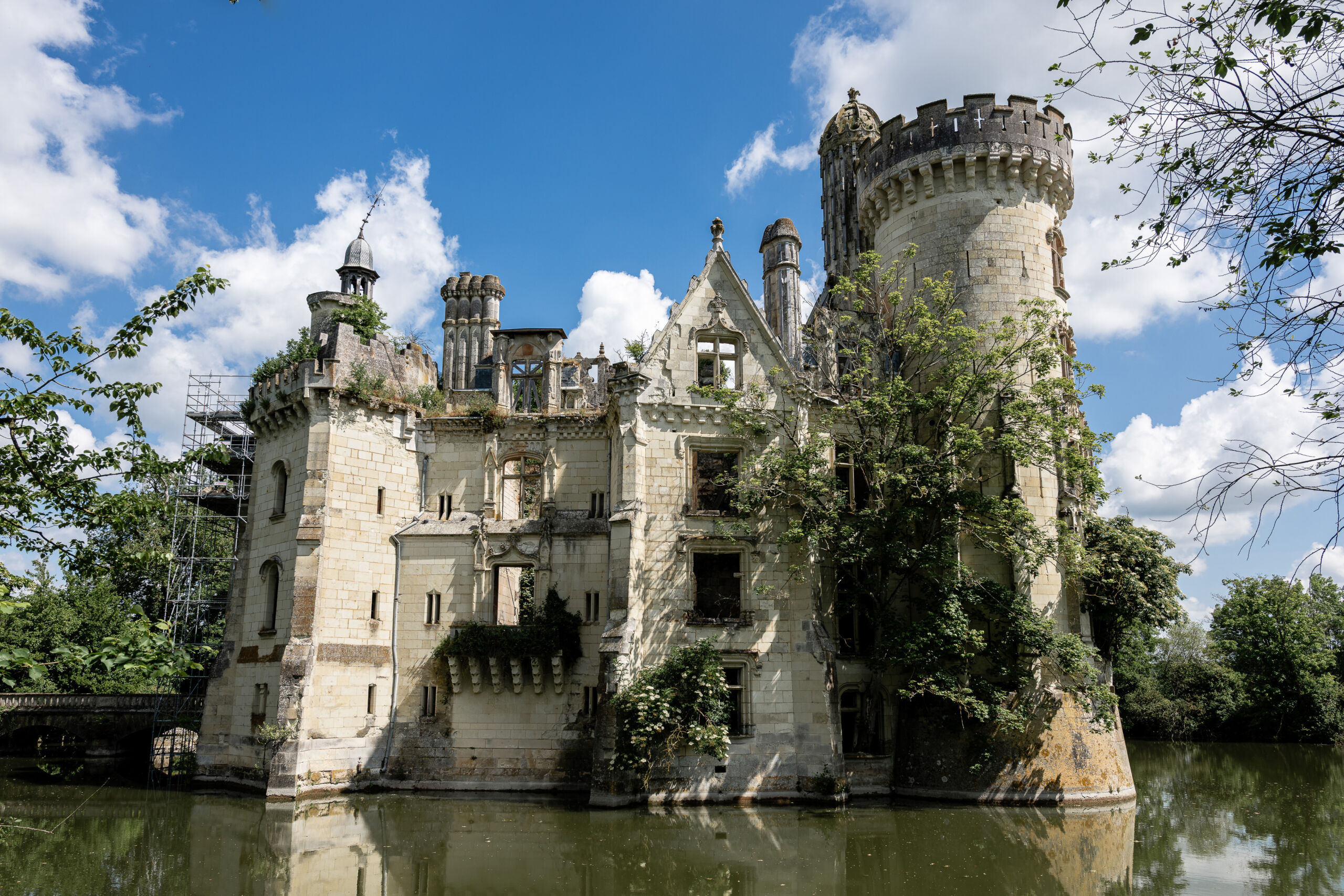 vue sur le chateau de la mothe chandenier