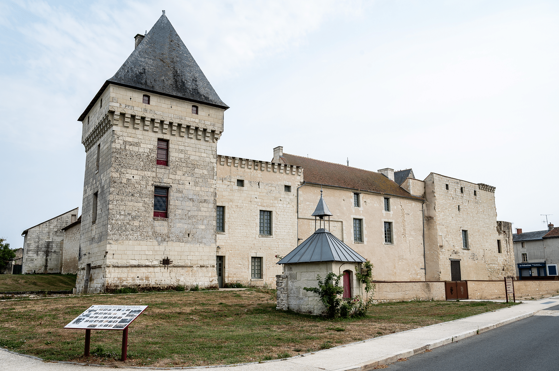 vue extérieure Château de Mont sur Guesnes