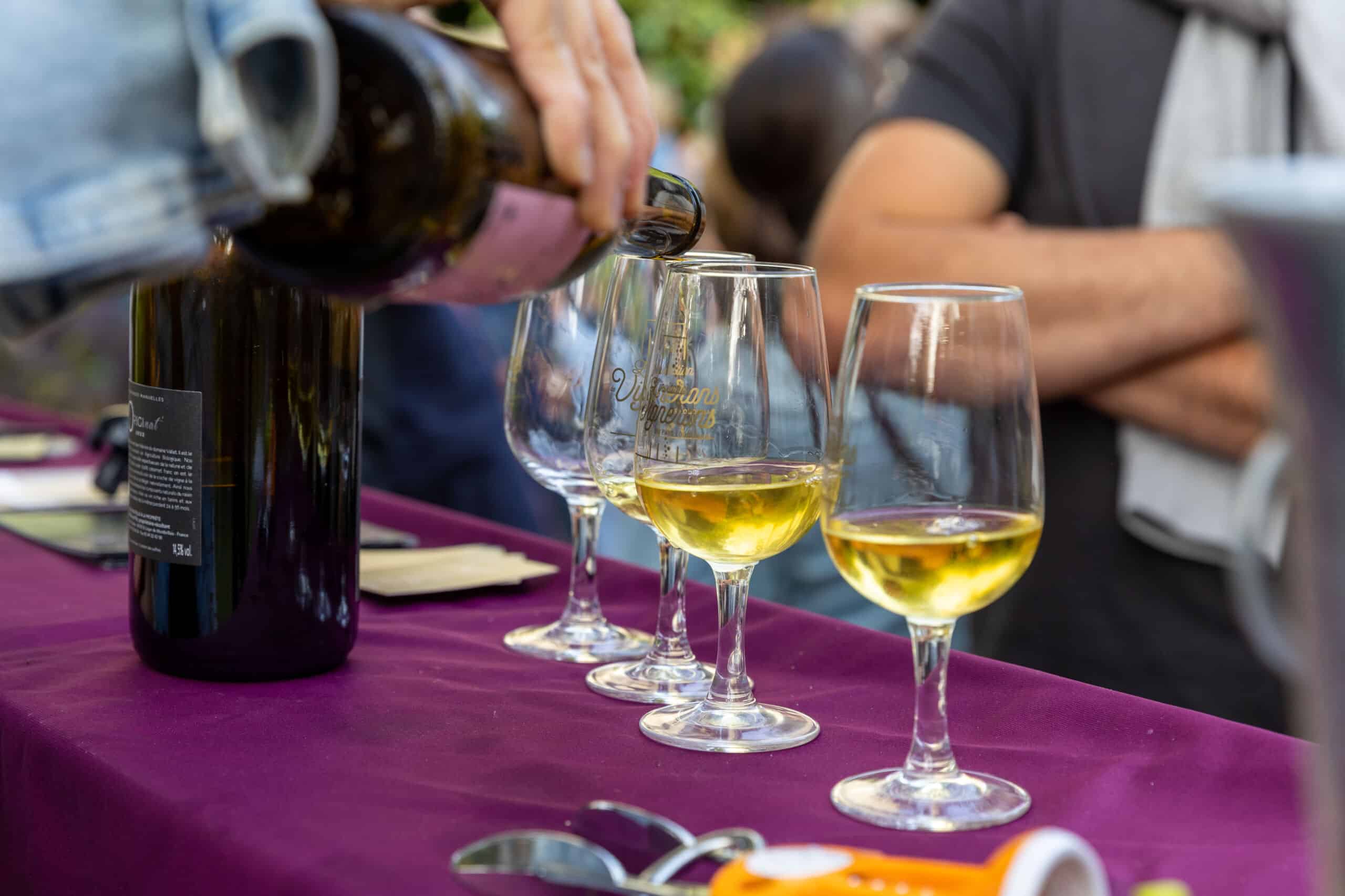 Bouteille et verres de vin