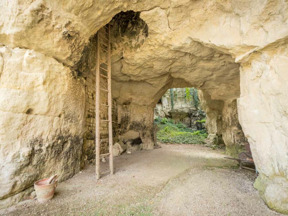 caves-troglodytes-domaine-du-grand-clos-famillerobert-vinsdesaumur-proximite-centerparcs-86