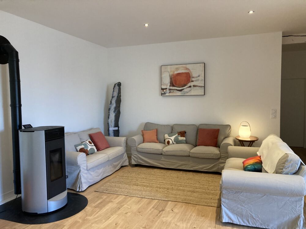 04-salon lampe solaire-Le Manoir des Sables_Berthegon_2022